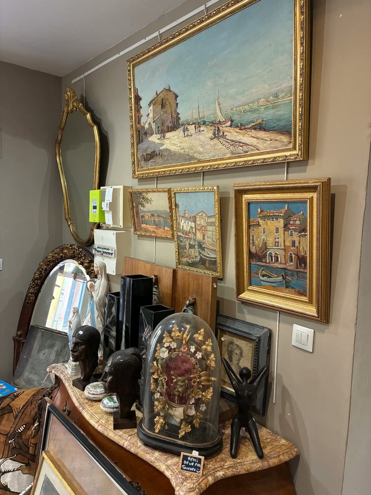 Commode de marbre & bustes