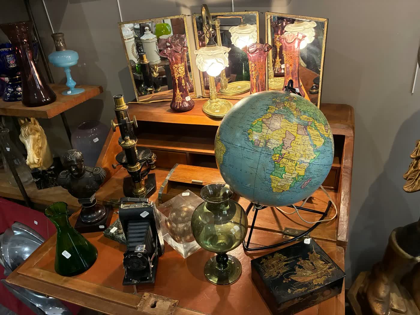 Globe, microscope & curiosités